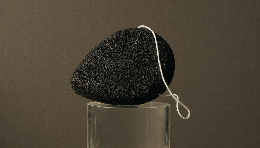 Découvrez les secrets de l'éponge Konjac au charbon de bambou : un trésor pour votre peau